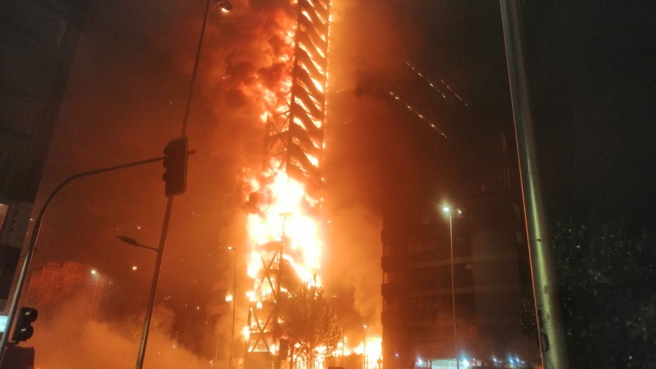 Inquetante situazione di disordine a Santiago: brucia palazzo corporativo ENEL Cile
