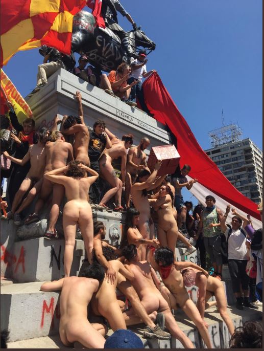 Sesta notte di coprifuoco in Cile:  anche nudi si manifesta a Plaza Italia