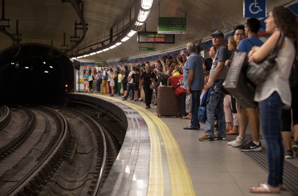 Santiago y regiones sufren fuerte baja en los viajes: hoy un desastre tomar el Metro